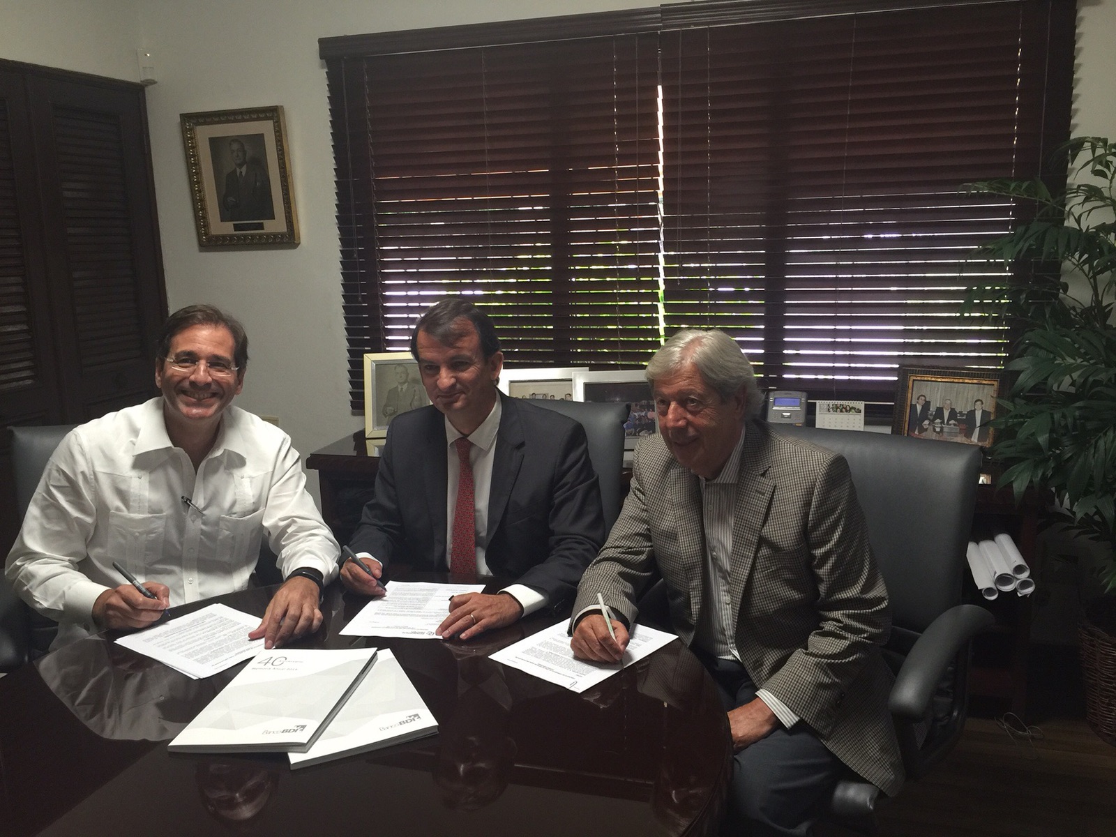 Firma del acuerdo entre el Banco BDI y Lleida.net. De izquierda a derecha, Juan Carlos Rodríguez Copello, Presidente del Banco BDI; Guillermo Martínez, Vicepresidente Internacional de LLeida.net; Jose Ignacio Sánchez Velázquez, CEO de Congesa Consulting.